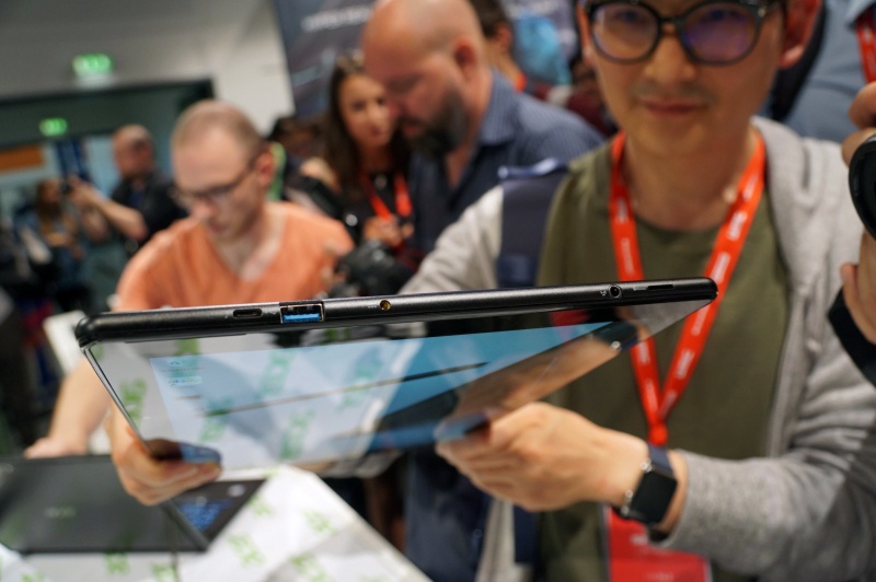 本体の右側面にUSB Type-C、USB Standard-A(3.0)、ACアダプタ端子、ヘッドフォン端子、MicroSDカードスロットがある