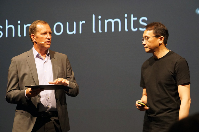 Acer 社長 兼 CEOのジェンソン・チャン氏(左)がSwift 7をチラ見せ