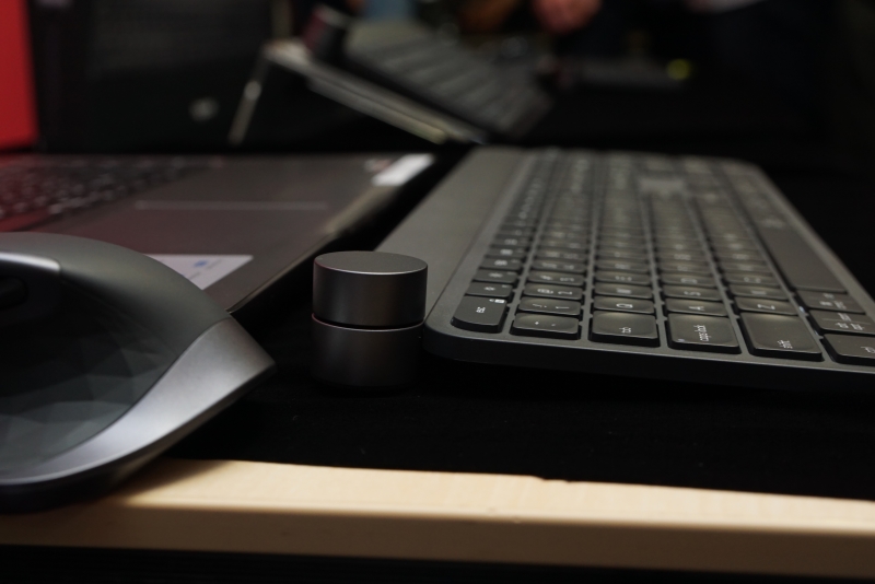 写真には英語版キーボードも混じっているが、国内では日本語113キータイプのみ販売される