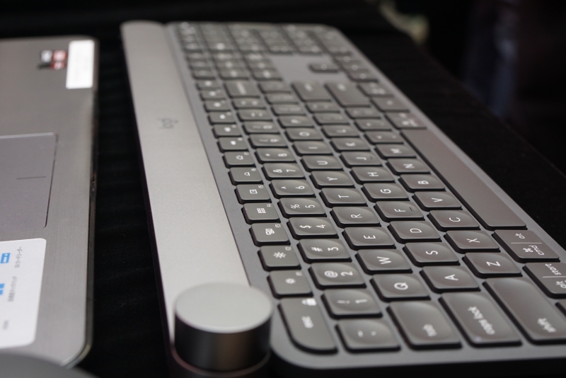 写真には英語版キーボードも混じっているが、国内では日本語113キータイプのみ販売される