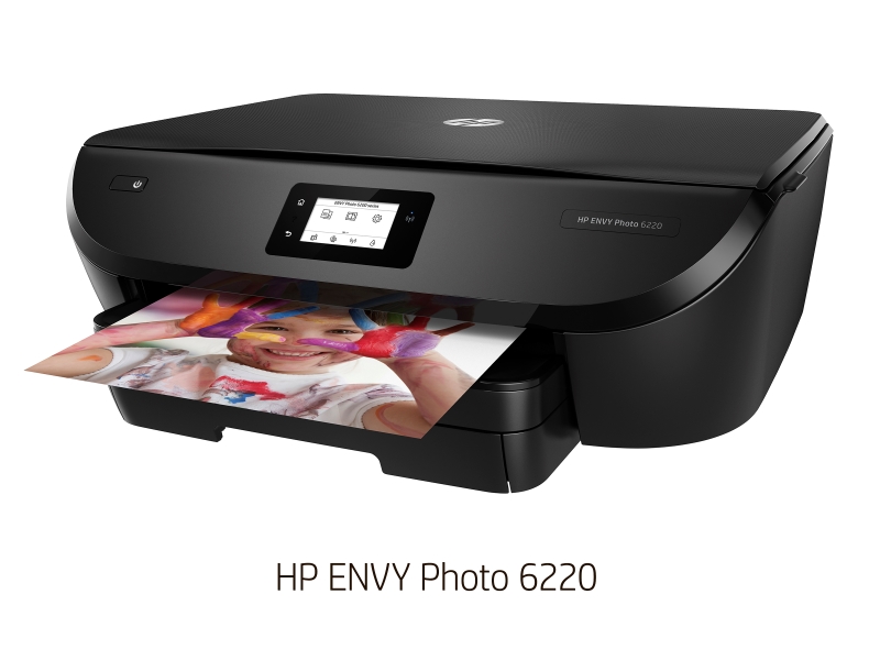 HP ENVY Photo 6220<br>直販価格14,800円、10月26日発売<br>フラグシップモデルの高い持ち運び性と印刷品質を踏襲したスタンダードモデル<br>仕様: A4カラーインクジェット複合機(プリント/コピー/スキャン)、プリントヘッド一体型(黒: 顔料インク、カラー: 3色一体型染料インク)、印刷速度(A4):モノクロ約13ppm、カラー約8ppm、その他: 2.2型モノクロタッチスクリーン、フォトトレイ、自動両面印刷