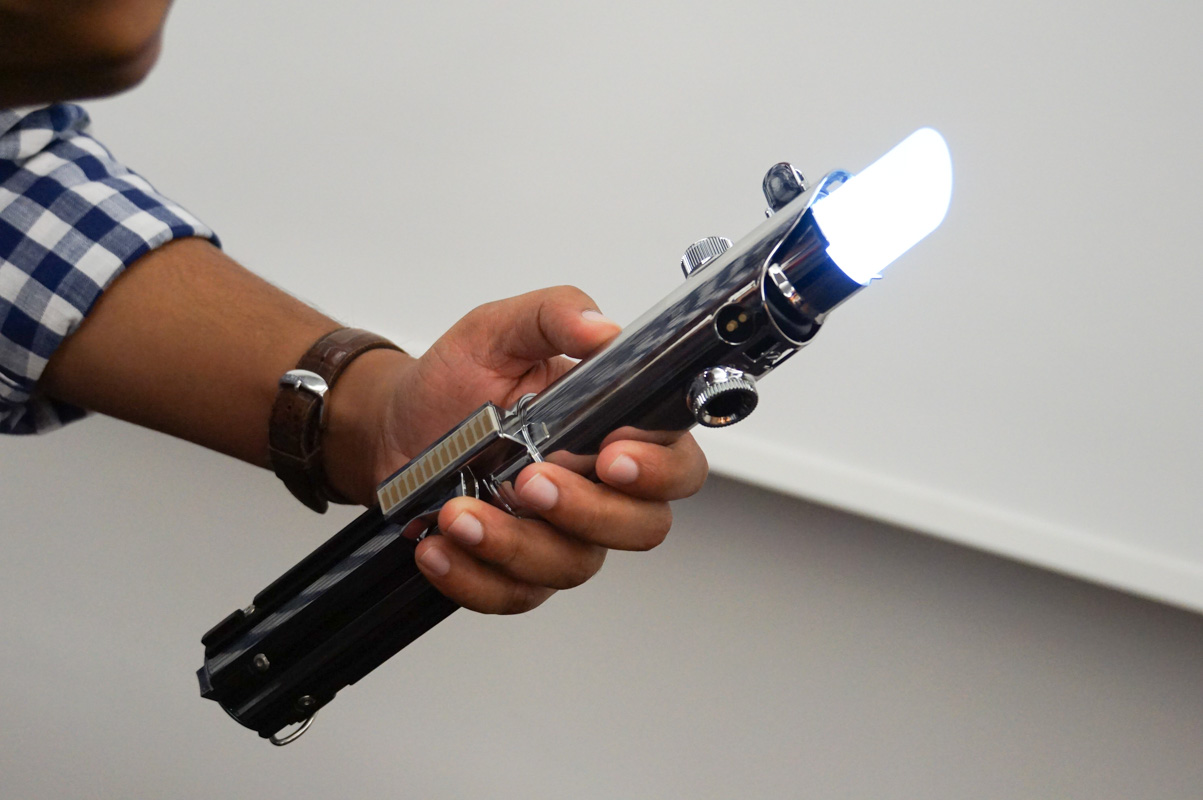 “Star Wars/ジェダイ・チャレンジ”に付属するライトセーバーコントローラ、Bluetoothでスマートフォンと接続して利用する