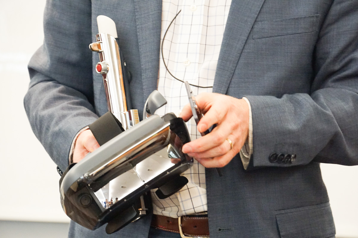 LenovoミラージュARヘッドセットは、左側に格納するスマートフォンが表示した仮想現実をリフレクションさせてスクリーンに表示する