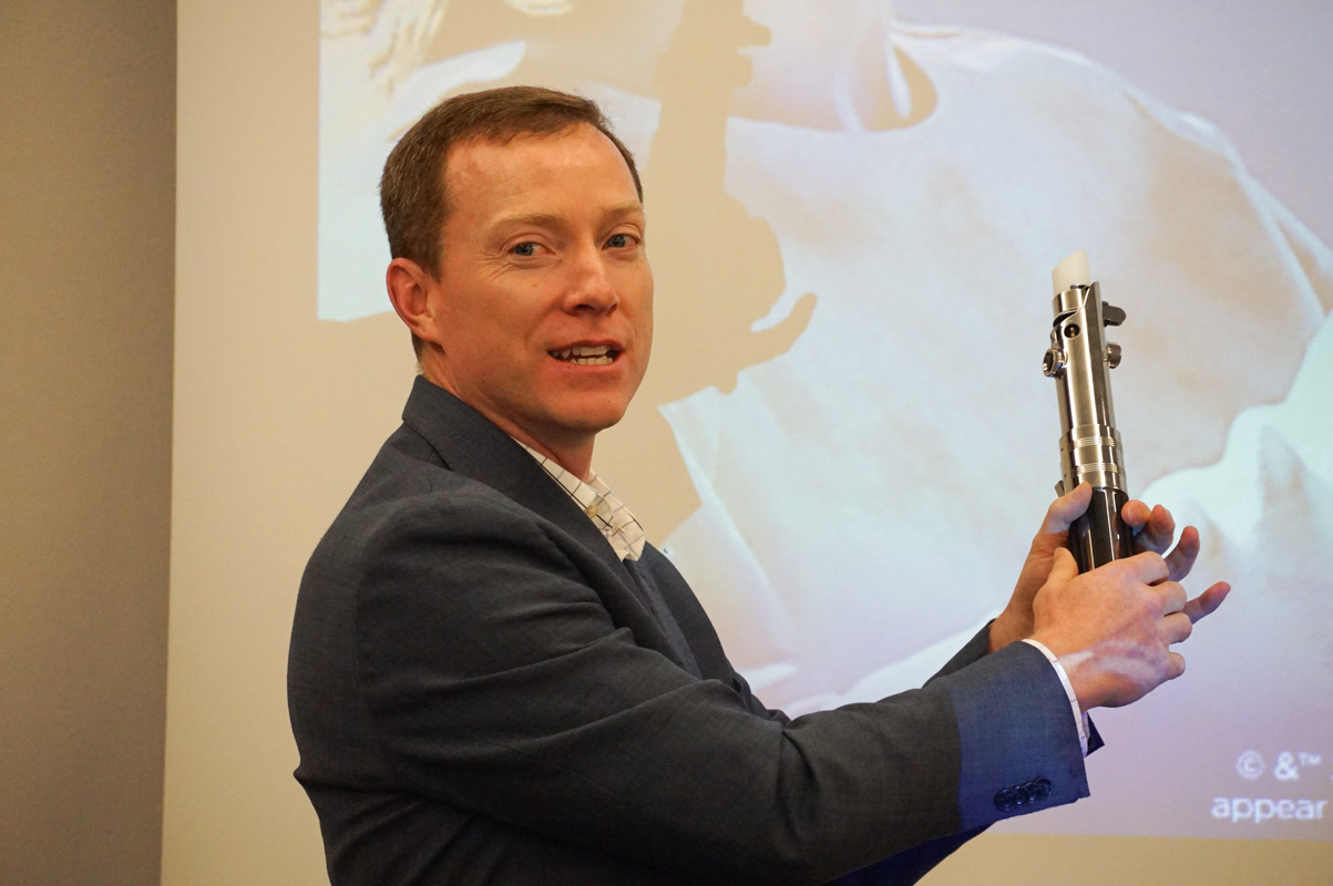 ライトセーバーコントローラをかまえているところ