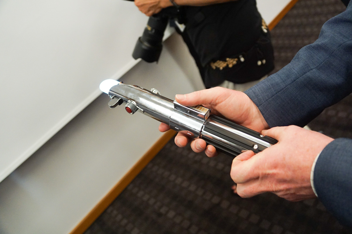 ライトセーバーコントローラはジェダイが持っているライトセーバーのレプリカ