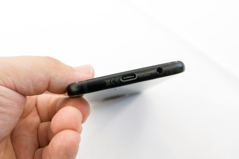 底面に用意されているUSB Type-C端子とヘッドフォン端子