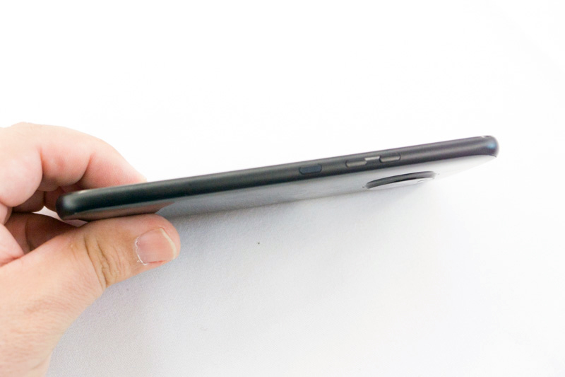 本体の右側面、電源とボリューム