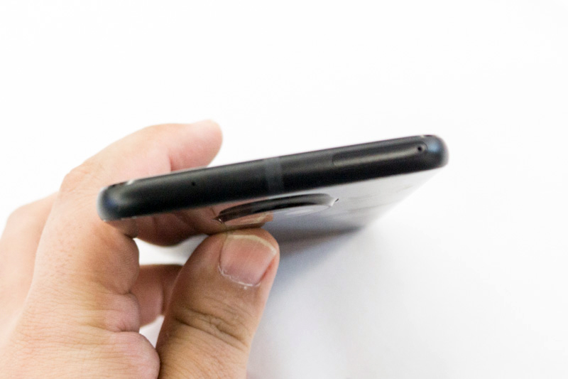 本体の上面、ピンで取り出すSIMカードスロットがある