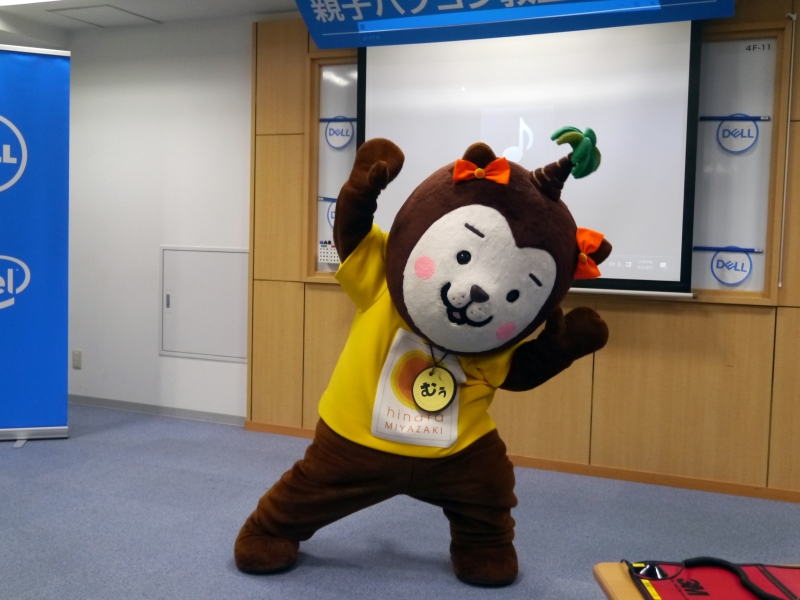 スペシャルゲストとして登場したみやざき犬「むぅちゃん」がダンスを披露