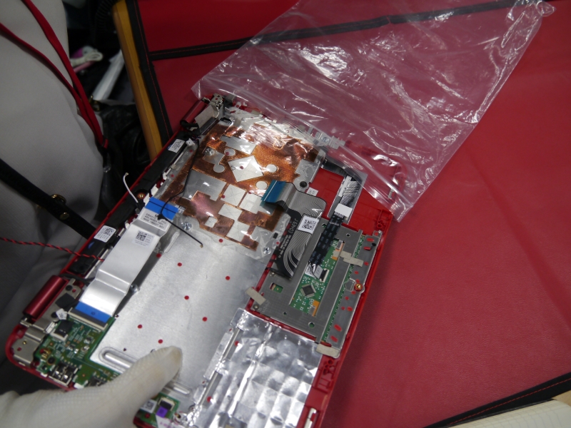 PC本体を袋から取り出す