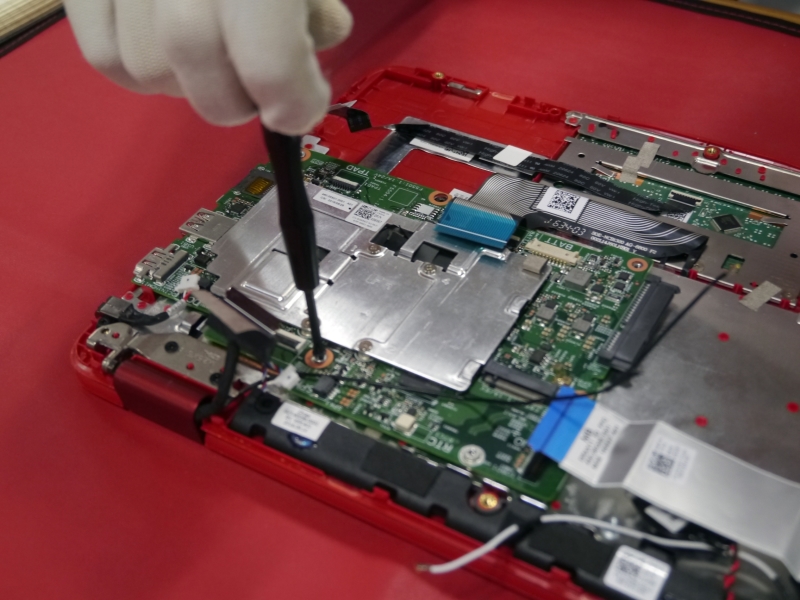 マザーボードをネジで本体に固定