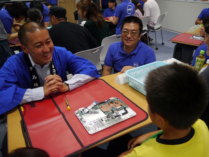 組み立ての最中に参加者と会話する金子センター長