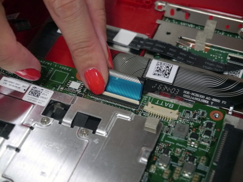 キーボードケーブルの取り付け作業