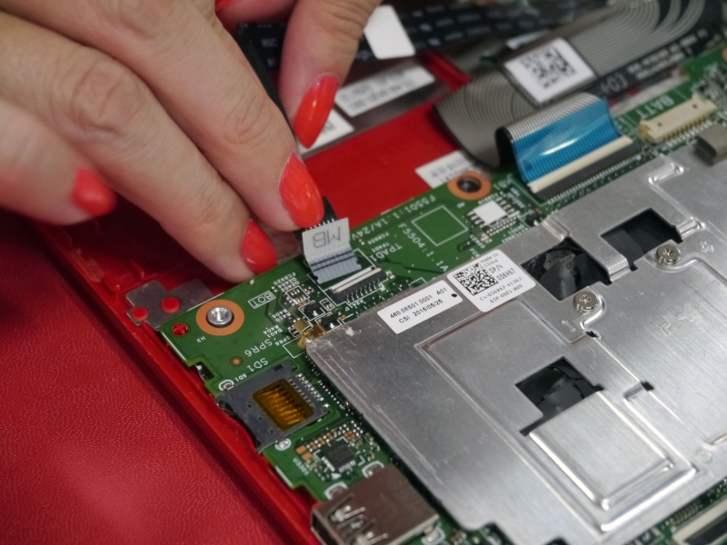 タッチパッドのフレキケーブルを接続