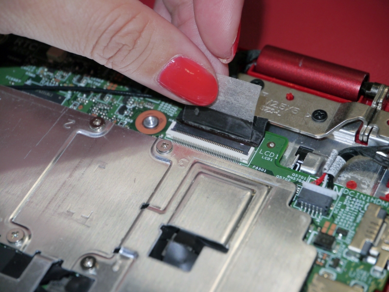 液晶ケーブルの取り付け作業