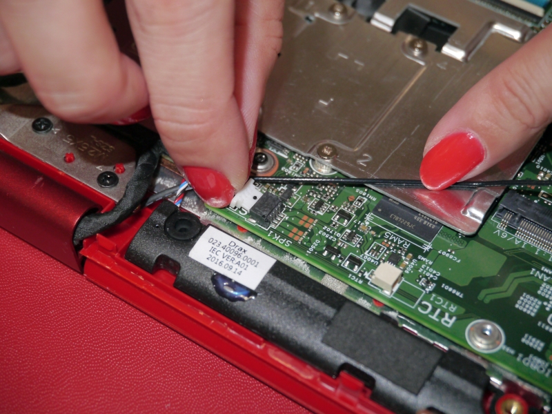 スピーカーケーブルの取り付け作業