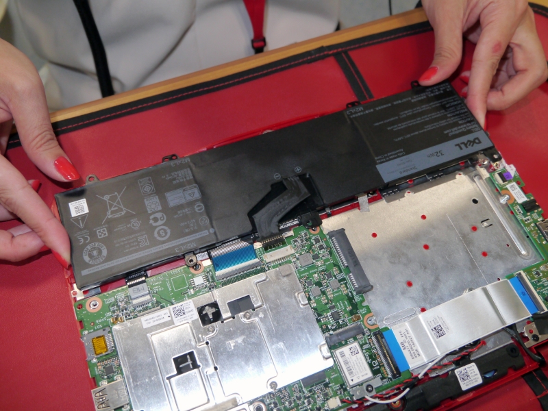 バッテリの組み込み作業