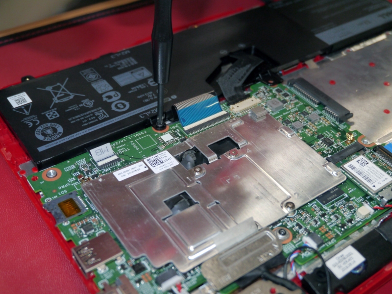 バッテリをネジで固定する