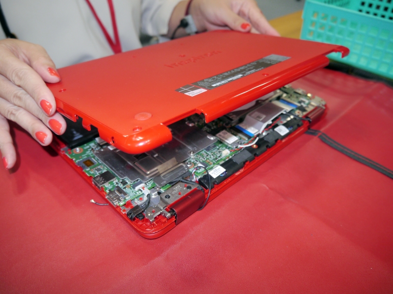 バックカバーで背面を閉じる