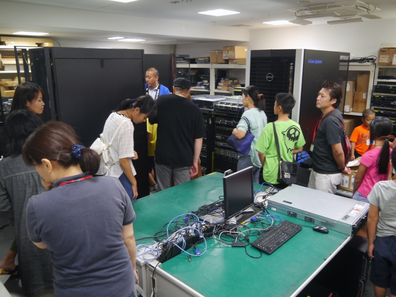 サーバールームも見学。初めてサーバーを見る子供も多い