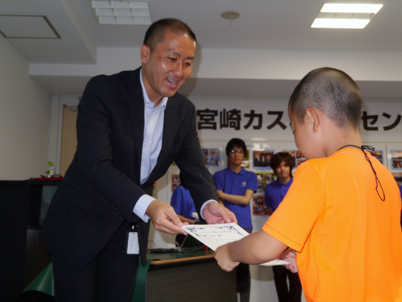 金子センター長から、参加者全員に修了証が手渡された