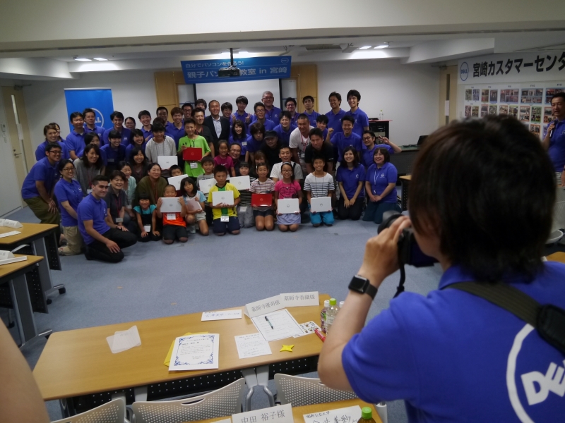 参加者全員で記念撮影を行なった