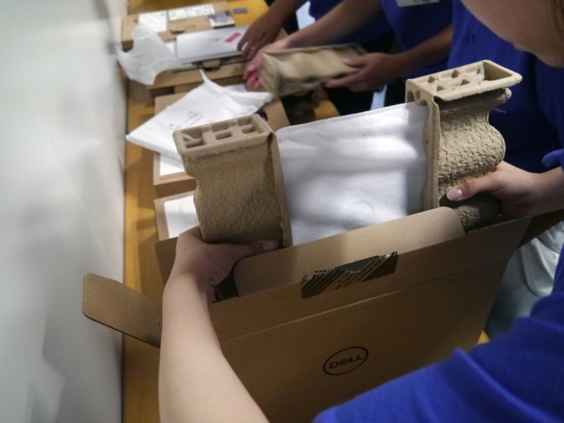 組み立て教室の最後に行なわれた梱包作業の様子