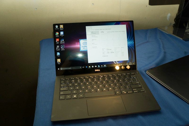 Intelの記者説明会で展示された第8世代Core搭載XPS 13。論理コアが8つあることがわかる