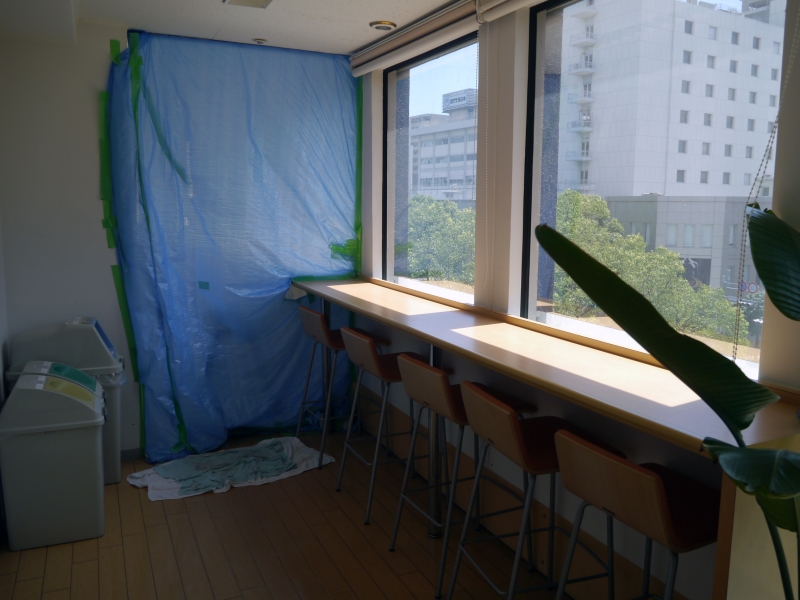 来年2月までビル全体の耐震補強工事を行なっており、フロアの一部が使用できなくなっている