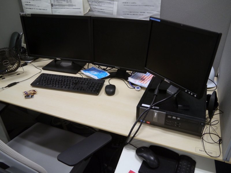 多くの社員はデスクトップと複数台のディスプレイを使用してサポート