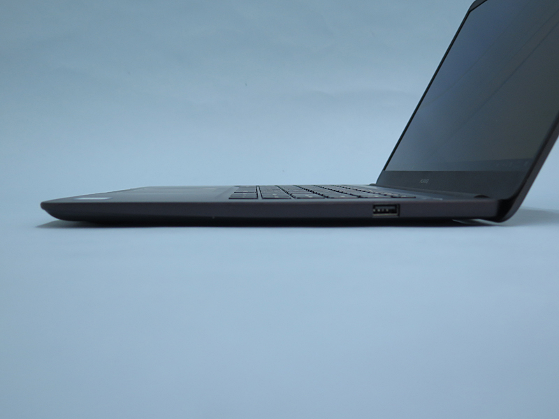 本体右側面はUSBのみ