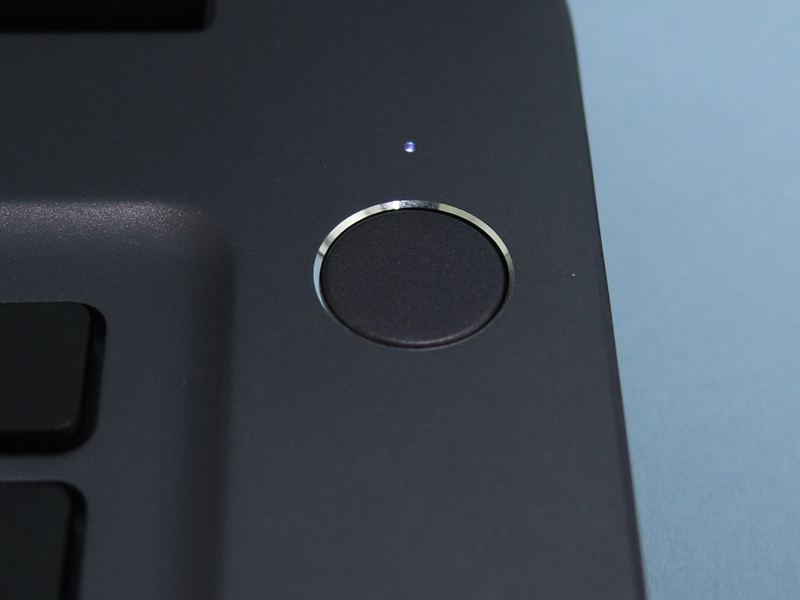 一見指紋センサーに見えるが、電源ボタンだ