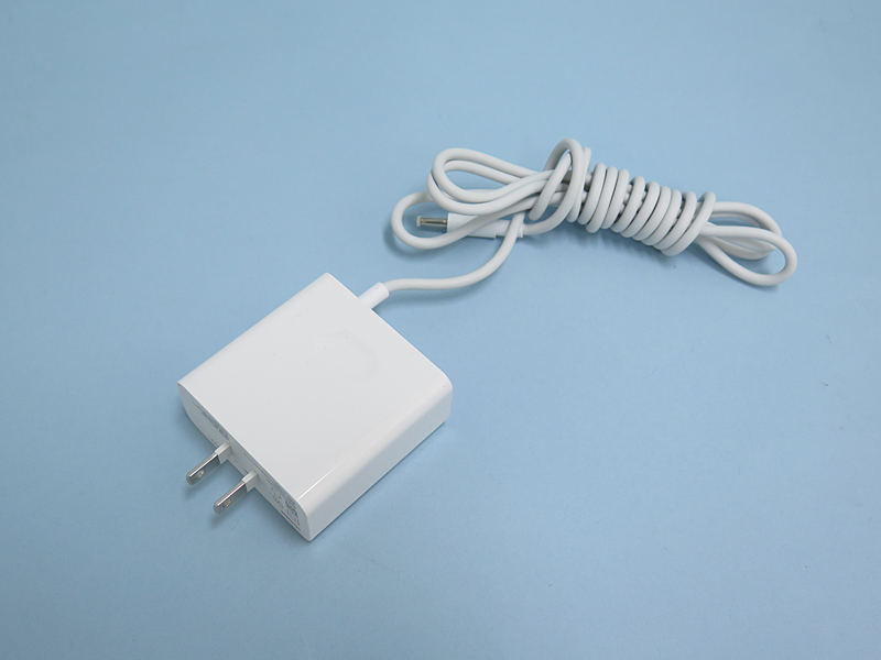 ACアダプタは比較的小型