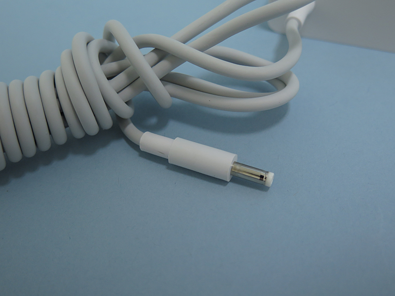 Type-Cではなく丸プラグ式だ