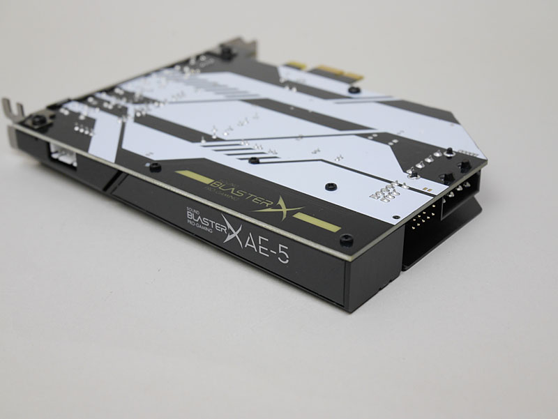 ロゴの部分はパーツの一部が半透明で、LEDが透けて見える