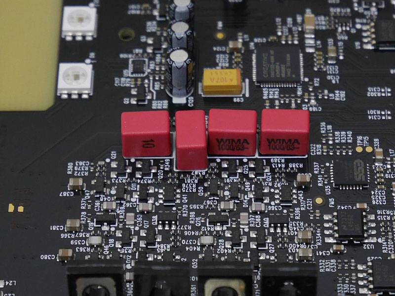 オーディオ製品の出力部で採用実績の多いWIMA製のフィルムコンデンサを採用している