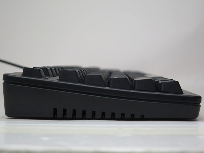 低価格キーボードとしては珍しくステップスカルプチャー構造を採用