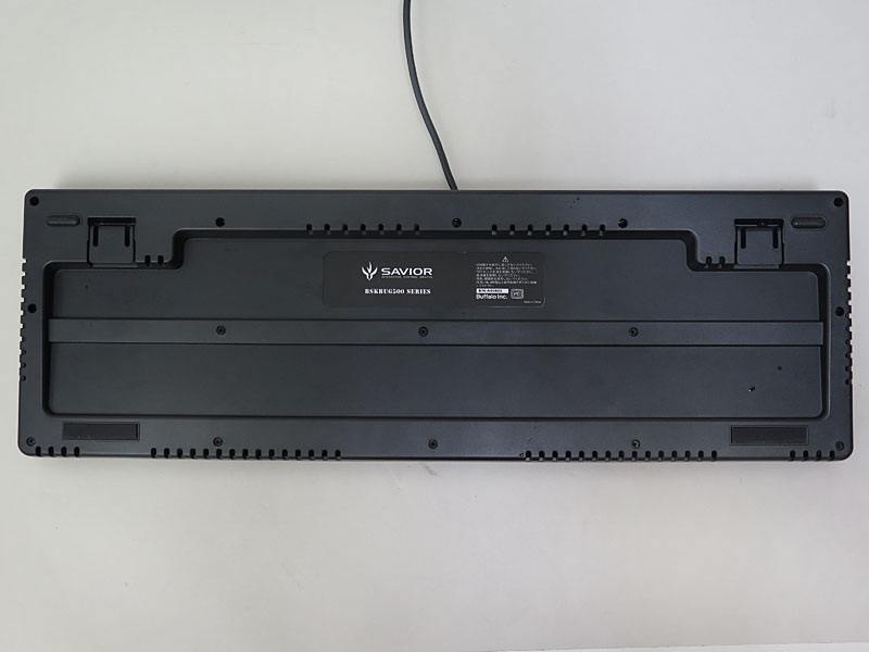 本体底面。無数の排水口があり、多少の水濡れは大丈夫で、流水による丸洗いも可能