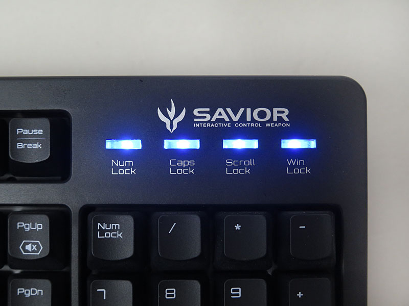 右上部のインジケータLED。すべてブルーLEDだ