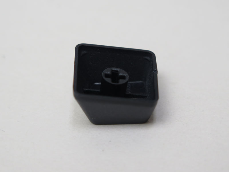 キーキャップはバリがあり、コストダウンの跡が見られる