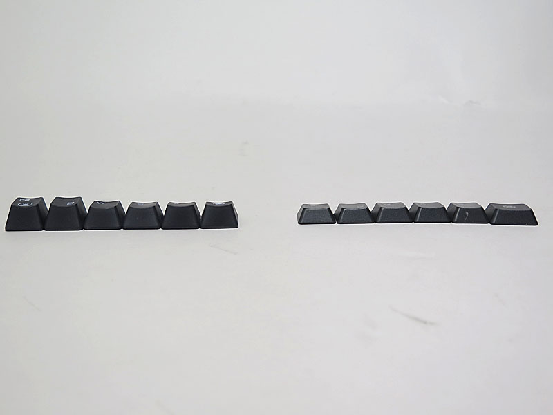 ステップスカルプチャー対応のために列によってキートップの形状が異なる。これはコストを押し上げる要因だが、BSKBUG500BKとBSKBC02BKの価格差は1,000円程度だ