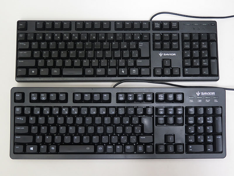 下位製品の「BSKBC02BK」(上)との比較。ずいぶんと「普通のキーボードになった」印象を受ける