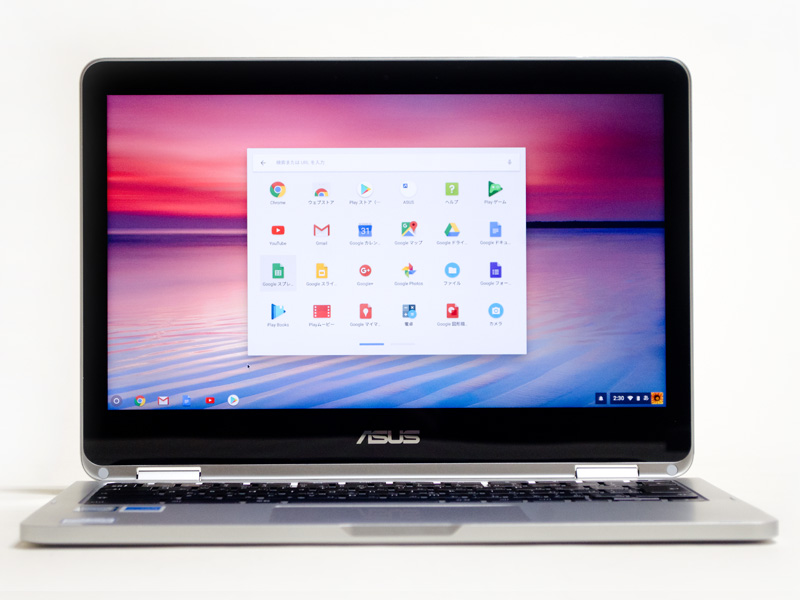 パネル中央上に92万画素Webカメラ