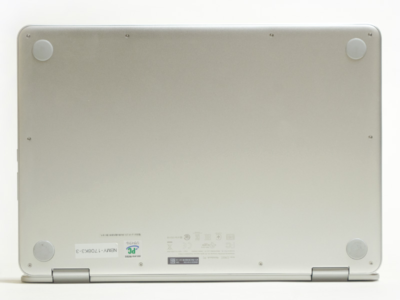 底面は四隅にゴム足のみ。メモリなどにアクセスできる小さいパネルはない