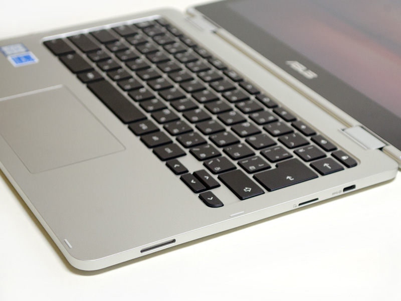 右側面は、USB 3.0 Type-C、microSDカード、右スピーカー