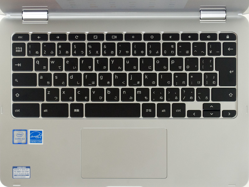 キーボードはアイソレーションタイプ。[英数]/[かな]キーはMacと同じ。いびつな並びは一切ない。タッチパッドは1枚プレート型