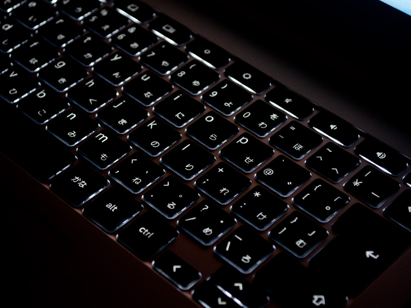 キーボードはオフ/5段階のキーボードバックライト付き。設定は[alt]+[明るさ]キーで行なう