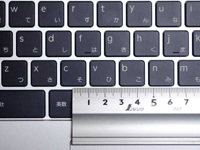 キーピッチは実測で約19mm。[space]キー周辺以外でピッチが狭いものはなく非常に優秀
