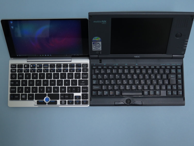 キーボード手前にスティック型のポインティングデバイスを備える点はまったく共通