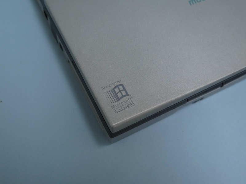 Windows 95向けデザインをアピールする天板。ハイバネーションではなくスタンバイになる「OnNow」機能は画期的だった